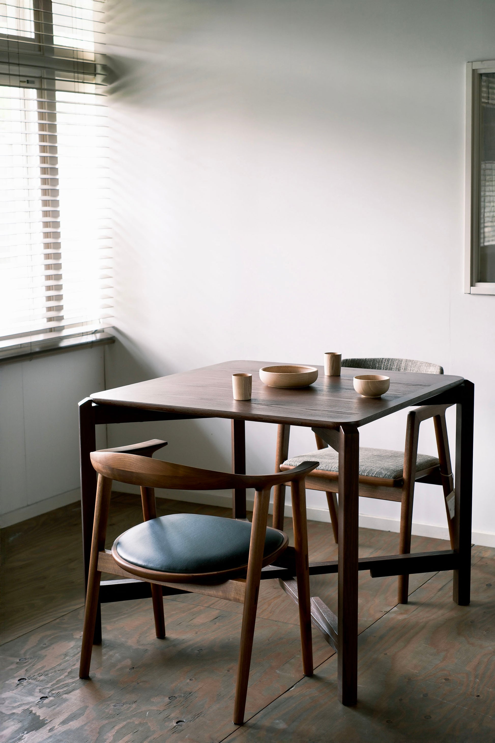 MJ88 Foldable Mahjong Dining Table – dining mode in full composition with ash wood tabletop, wooden chairs, and minimalist tableware, Japanese modern interior 麻雀餐桌,日本製,完整構圖呈現餐桌模式,搭配北海道水曲柳木桌面、木製餐椅與極簡陶器,展現日式現代家居風格。