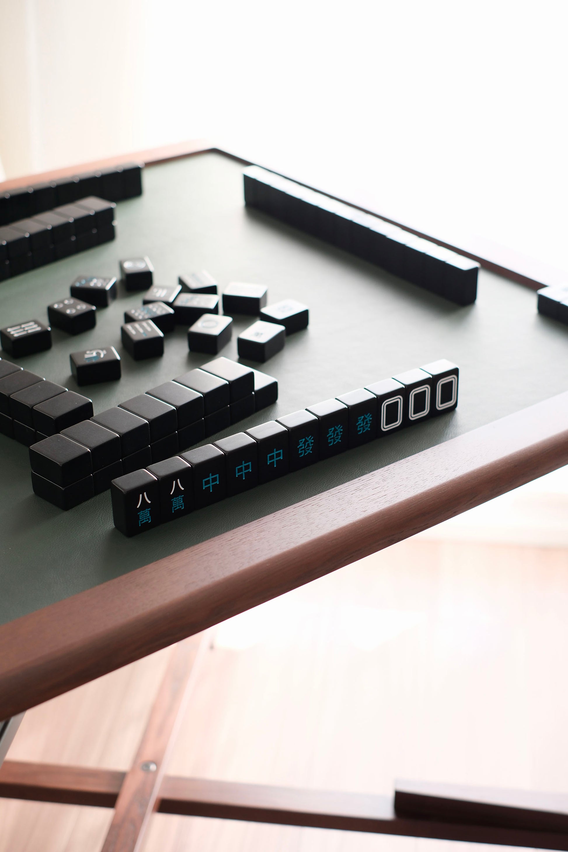 MJ88 Mahjong Table with premium leather tabletop and playing setup, showcasing elegance and functional game layout. 麻雀桌高級皮革桌墊與麻雀牌擺放場景,展現細膩質感與實用遊戲布局。