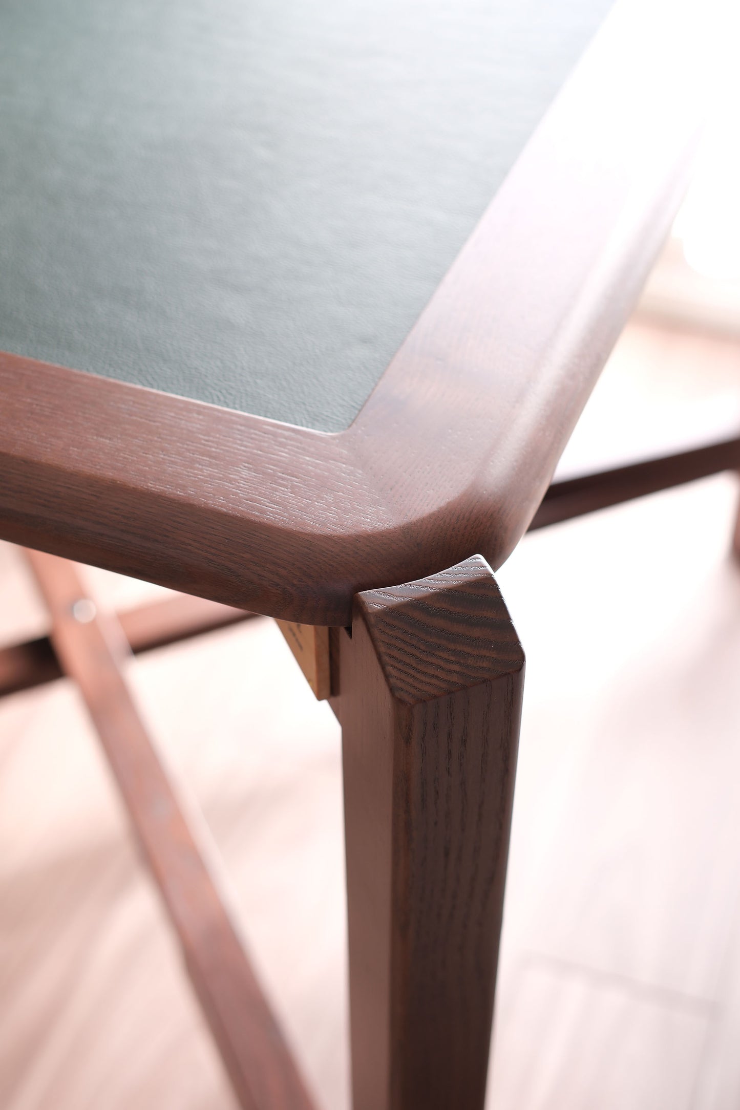 MJ88 Mahjong Dining Table – detail of solid ash wood leg and rounded edge, crafted in Japan with precision finger joinery and elegant structure 麻雀餐桌日本製,實木桌腳與圓角細節特寫,展現細緻榫接工藝入榫技術與穩重結構設計。