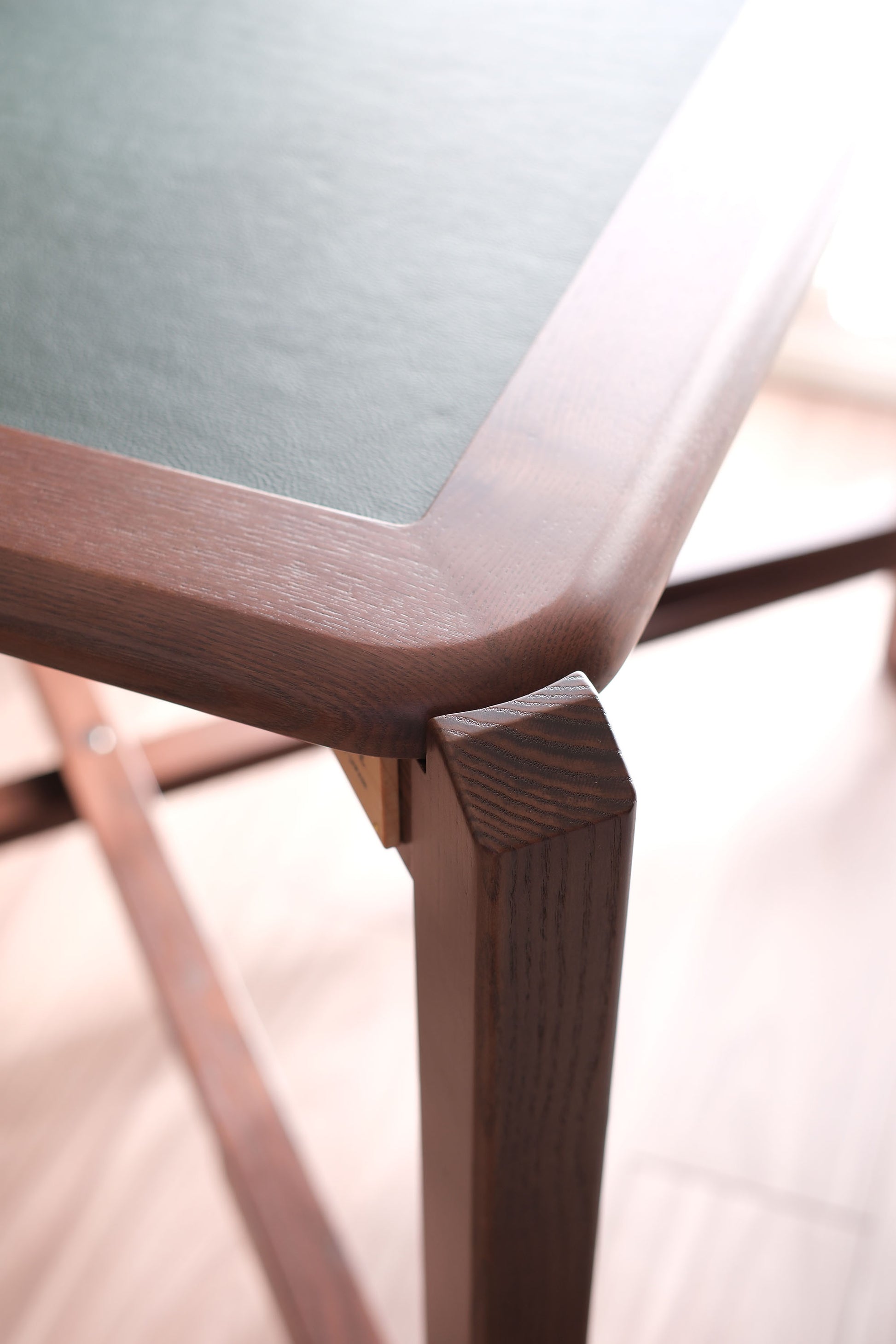 MJ88 Mahjong Dining Table – detail of solid ash wood leg and rounded edge, crafted in Japan with precision finger joinery and elegant structure 麻雀餐桌日本製,實木桌腳與圓角細節特寫,展現細緻榫接工藝入榫技術與穩重結構設計。
