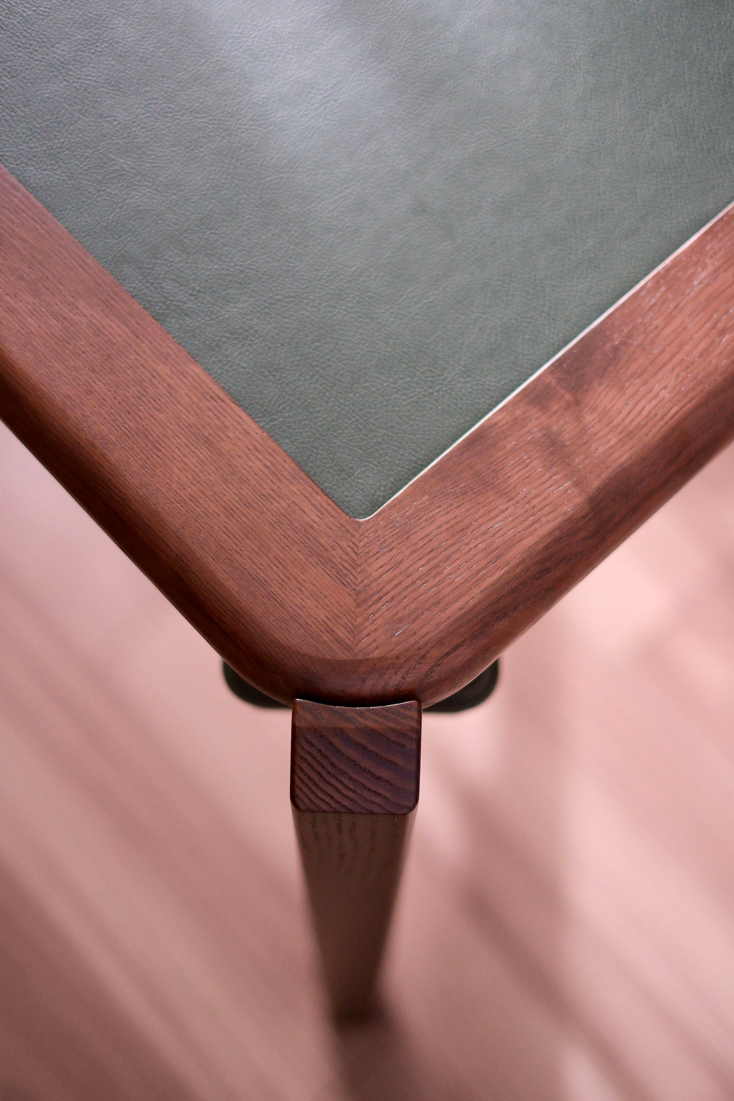MJ88 Foldable Mahjong Table – close-up of rounded ash wood corner finger joint and premium leather tabletop, showcasing Japanese craftsmanship and safety-focused design. 麻雀餐桌,日本製,實木圓角設計與高級皮革桌墊特寫,展現安全工藝與日式美學質感。