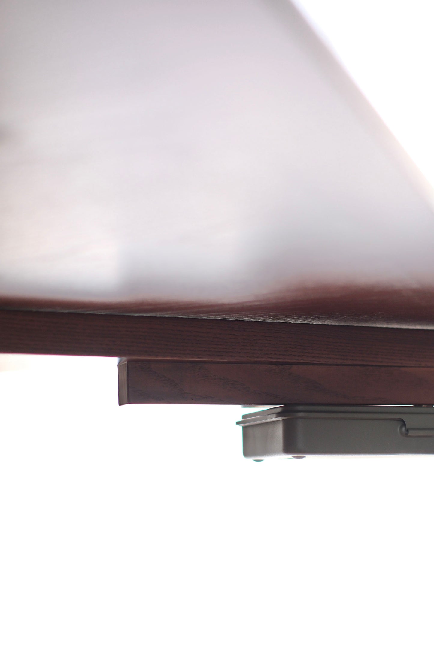 MJ88 Foldable Mahjong Dining Table – close-up of folding hinge and solid wood structure beneath tabletop. 麻雀餐桌摺疊機構與桌底實木結構特寫,展現日本製造的細節與品質。