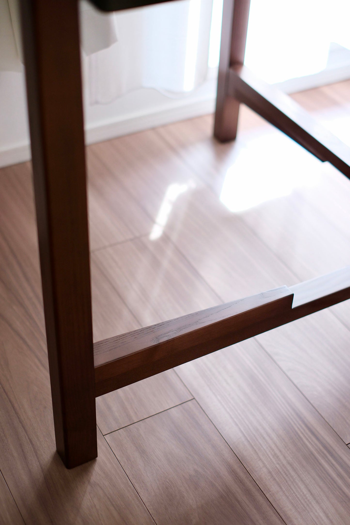 MJ88 Mahjong Table leg design with structural support – crafted solid wood joinery for modern interiors. 麻雀餐桌桌腳設計與橫桿支撐結構,展現現代日式空間中的穩固木工細節。