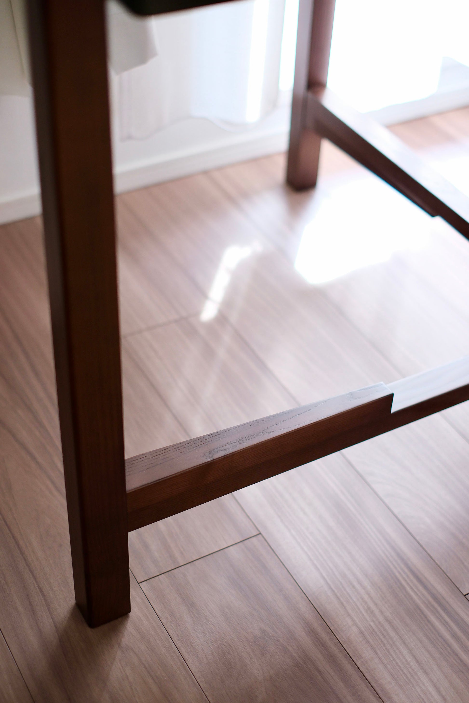 MJ88 Mahjong Table leg design with structural support – crafted solid wood joinery for modern interiors. 麻雀餐桌桌腳設計與橫桿支撐結構,展現現代日式空間中的穩固木工細節。