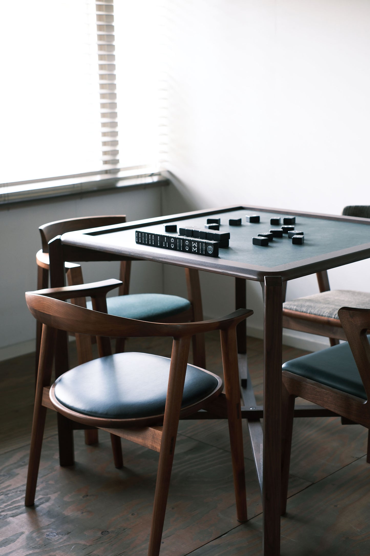 MJ88 Foldable Mahjong Dining Table – home game night setup in a cozy modern room with four wood chairs 麻雀餐桌,日本製,居家麻雀夜擺設情境,搭配四張木椅,空間溫馨舒適。
