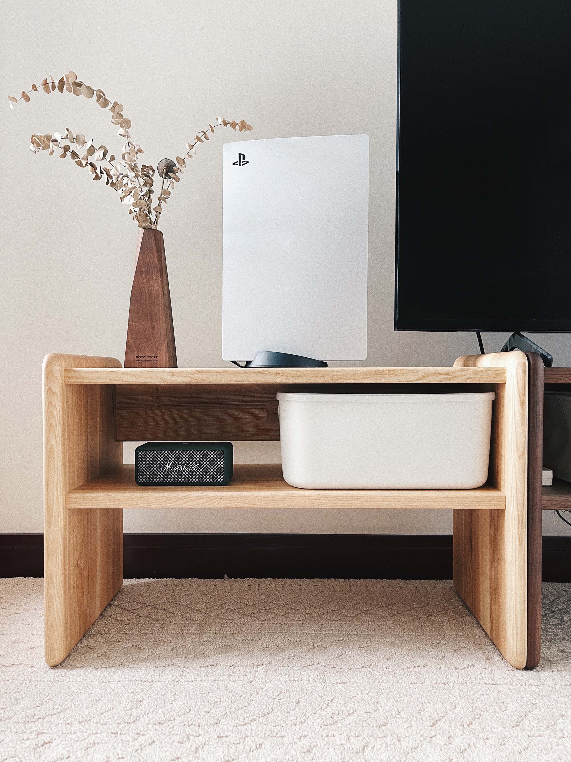 Oak 6-WAY Shelf setup with dried flowers, PlayStation 5, and compact speaker 橡木迷你收納架搭配 PS5 及極簡風擺設
