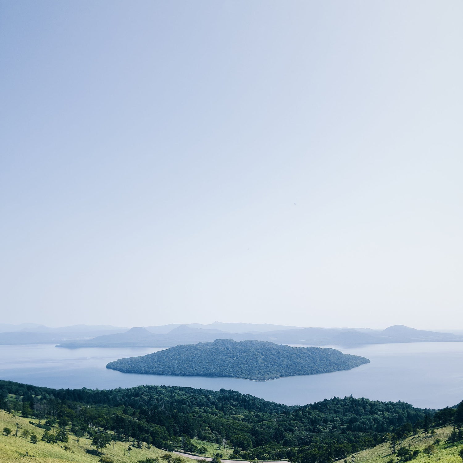 Lake Kussharo and Nakajima Island viewed from Bihoro Pass Observatory, an iconic natural landscape in Hokkaido. 從美幌峠展望台俯瞰屈斜路湖與中島，北海道代表性的自然風景。