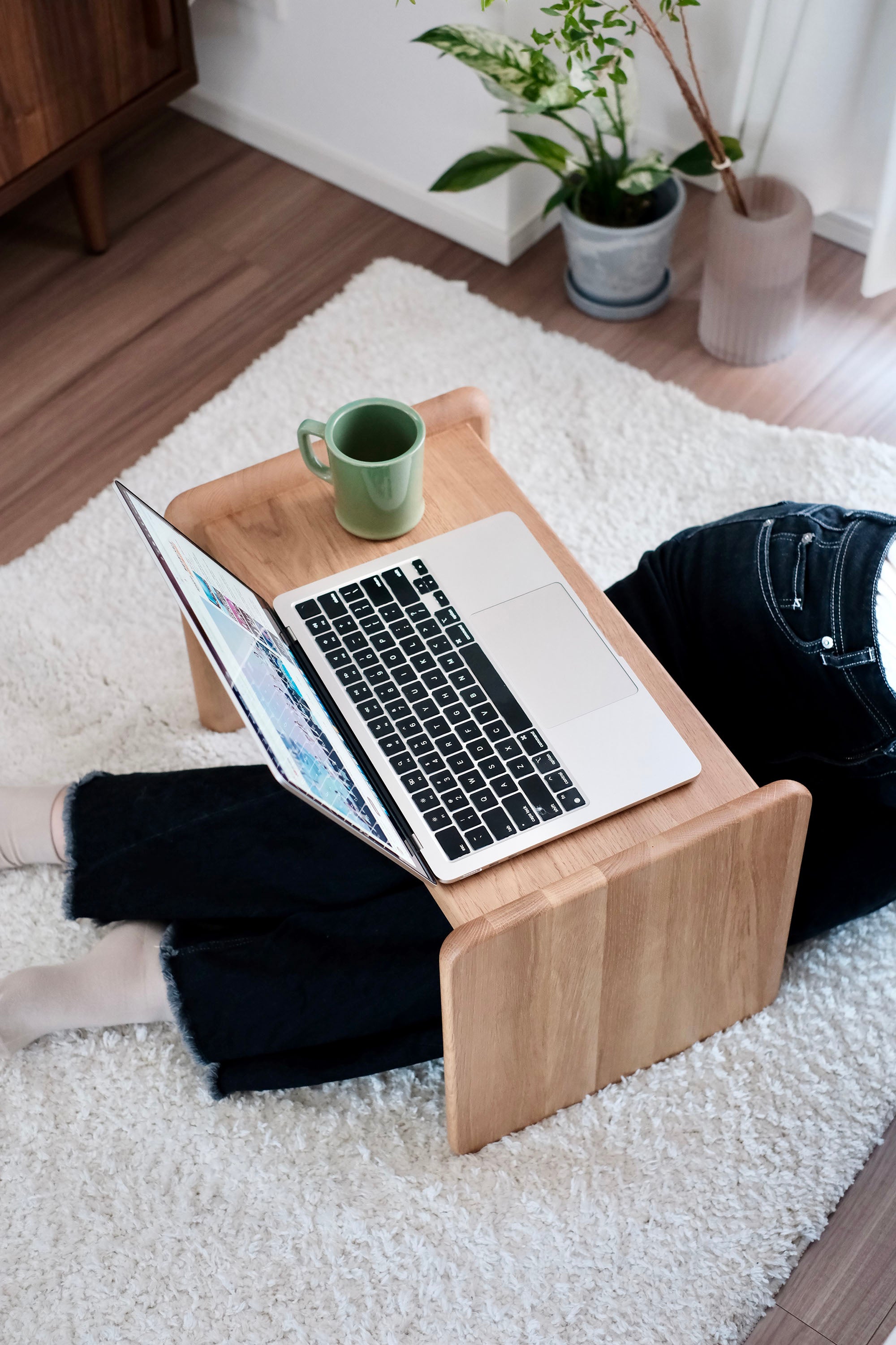 JDF21 Nara Oak Side Table, styled with a laptop and mug for a cozy home setting. 橡木側桌，搭配筆電與馬克杯，呈現舒適居家使用情境。
