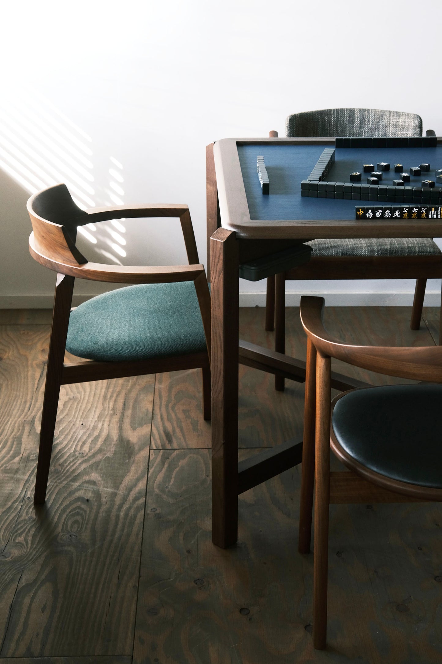 MJ88 Foldable Mahjong Dining Table – Royal Navy Blue with Stained Walnut Color