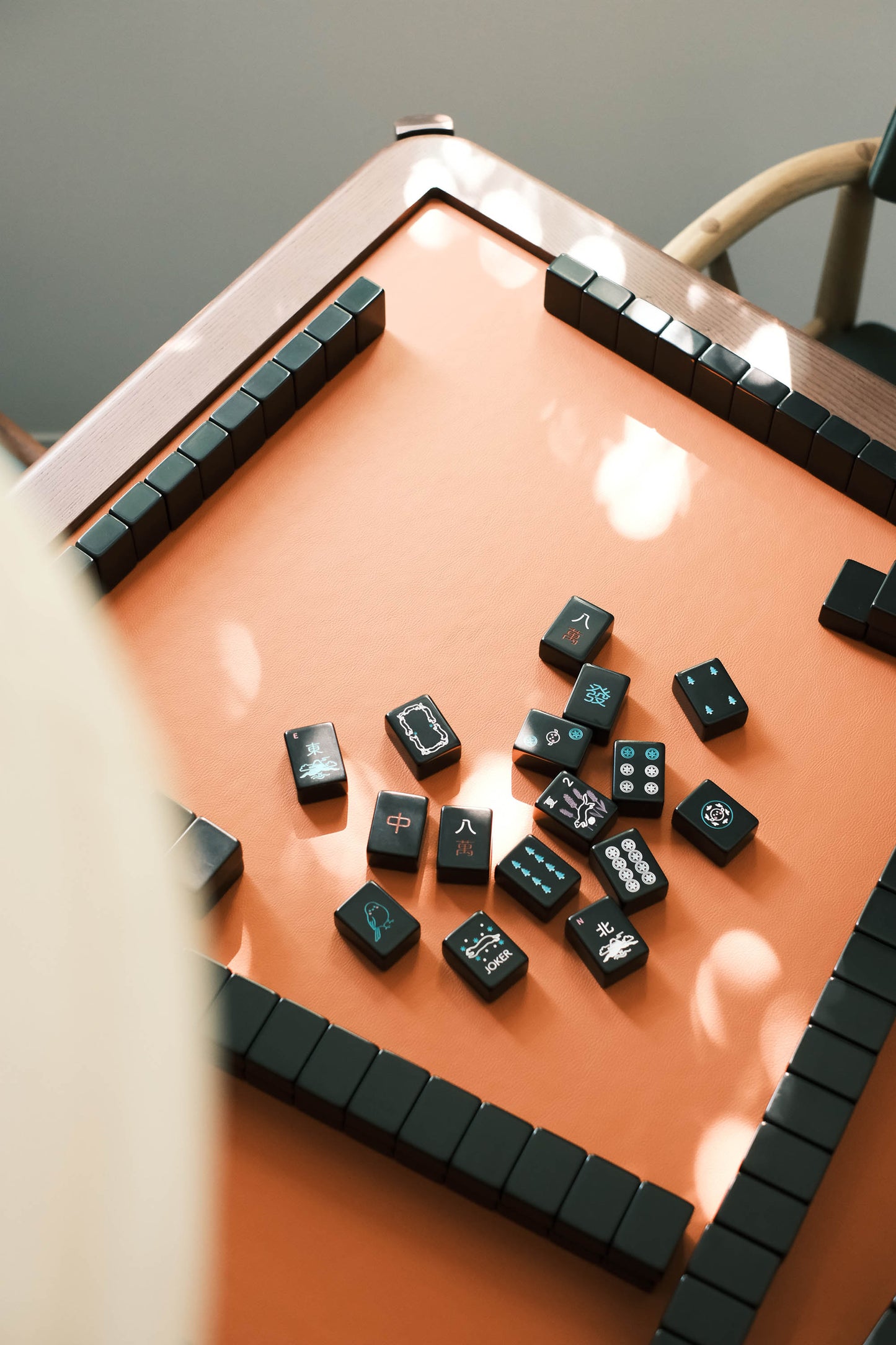 Overhead view of black Hokkaido-theme mahjong tiles laid out on the MJ88R foldable table
俯視黑色北海道主題麻雀牌，排列於 MJ88R 摺疊麻雀桌上