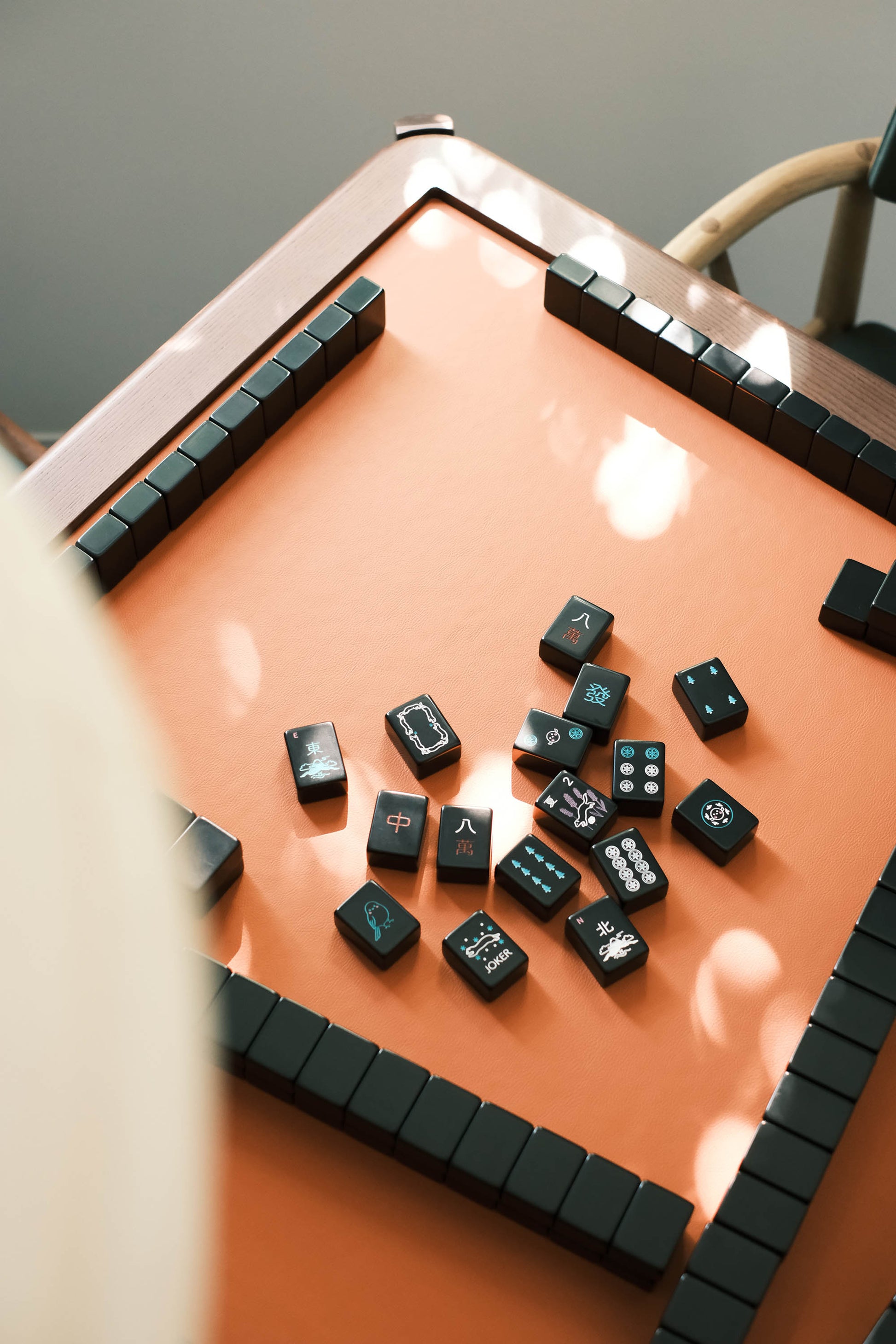 Overhead view of black Hokkaido-theme mahjong tiles laid out on the MJ88R foldable table
俯視黑色北海道主題麻雀牌，排列於 MJ88R 摺疊麻雀桌上