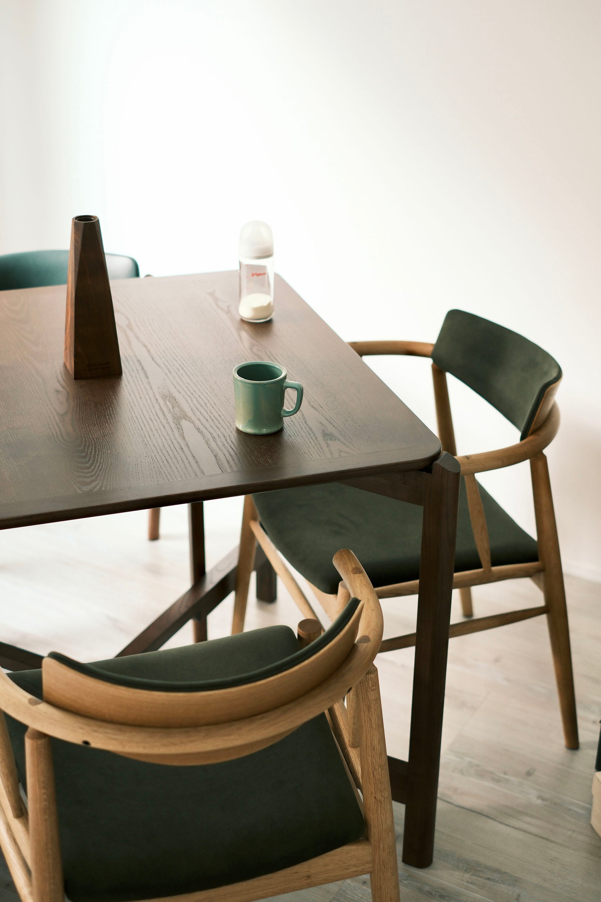 MJ88R mahjong table used as an everyday dining table with mugs and baby bottle, styled with wooden chairs
MJ88R 麻雀桌用作日常餐桌，桌上放有水杯與奶樽，配木製餐椅