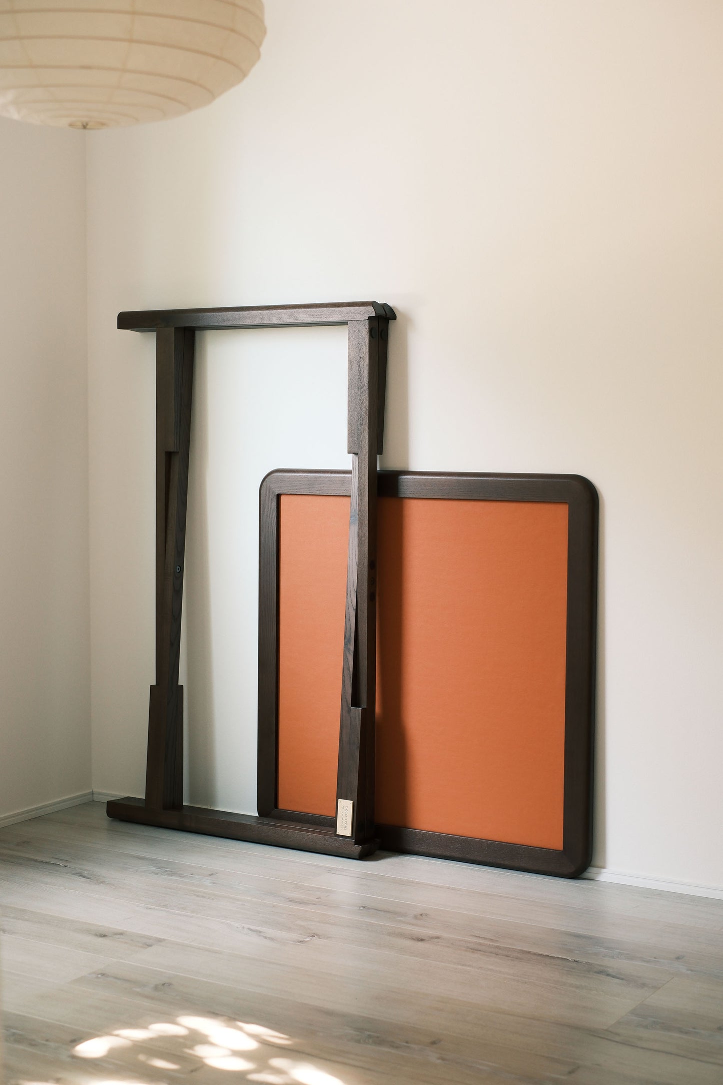 MJ88R mahjong table frame and top folded flat against the wall in a Japanese apartment
MJ88R 麻雀桌桌框與桌面摺平靠牆收納，適合日式小空間
