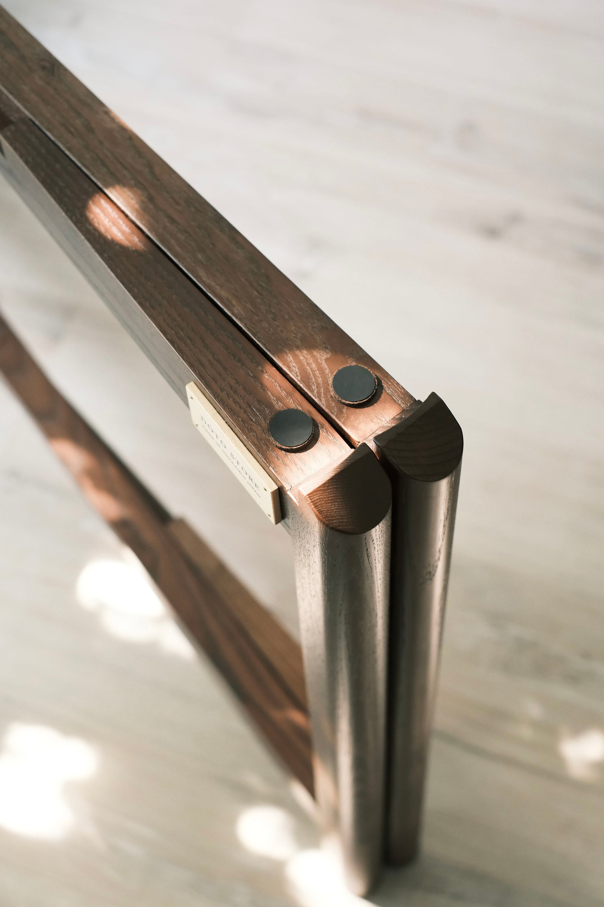 Detail of the folded MJ88R mahjong table showing solid oak legs and joinery craftsmanship
MJ88R 摺疊麻雀桌細節特寫，展示實木橡木桌腳與接合工藝