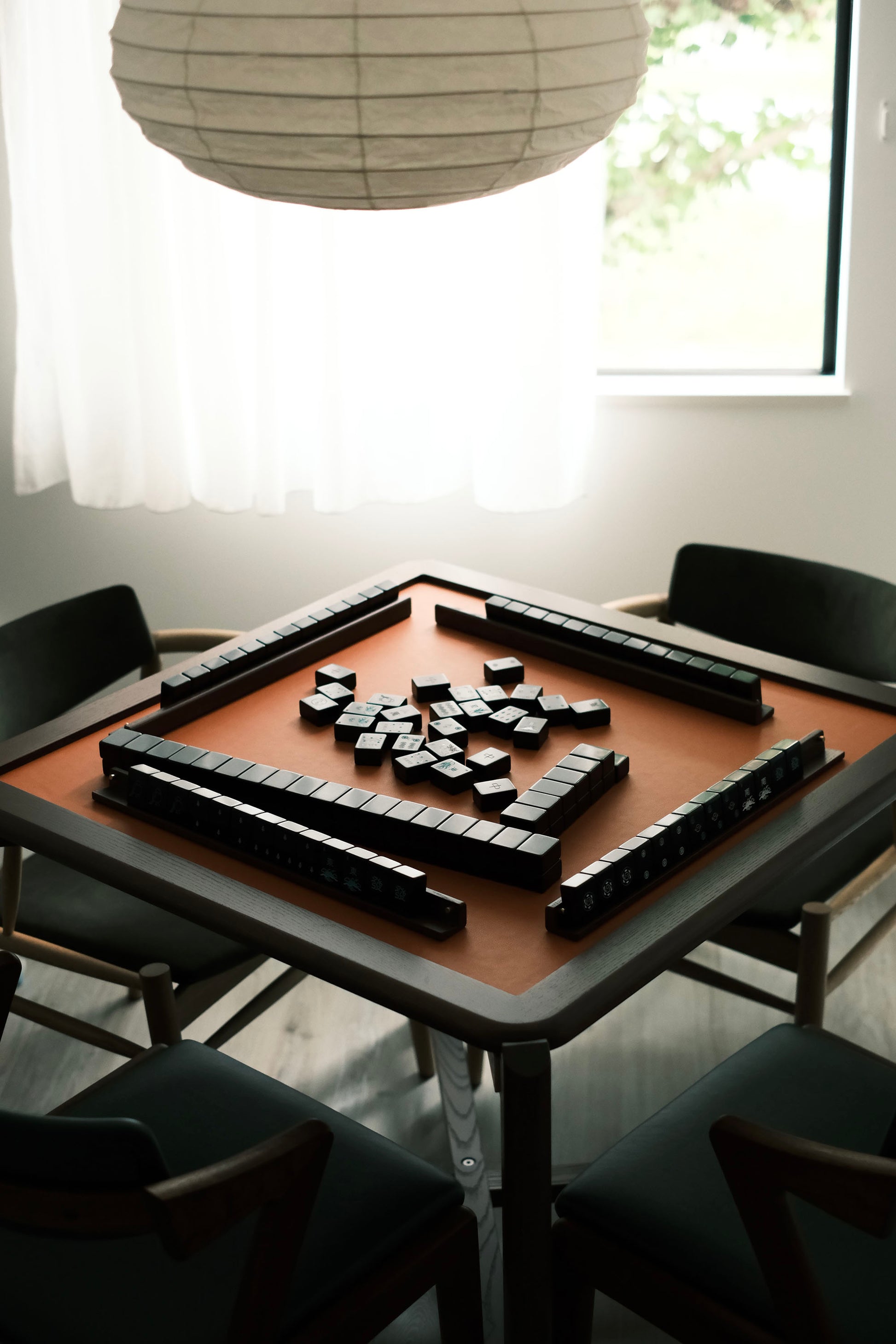 MJ88R foldable mahjong table with tiles and racks set up in a bright living room with a paper lantern
MJ88R 摺疊麻雀桌連牌尺與麻雀牌，置於明亮客廳，配日式紙燈籠
