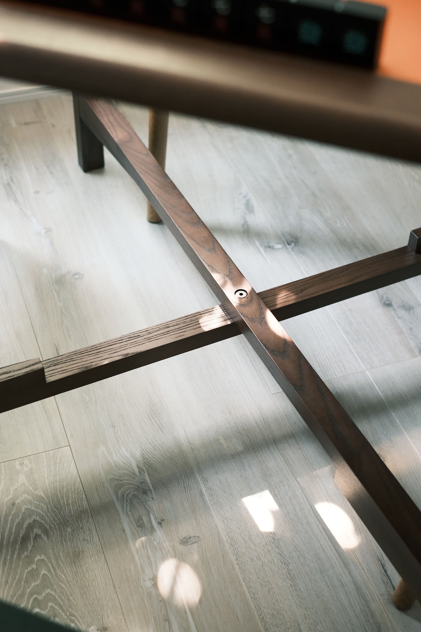 Underside view of the MJ88R mahjong table showing its folding cross-leg solid oak structure
MJ88R 麻雀桌底部視角，展示摺疊交叉實木桌腳結構